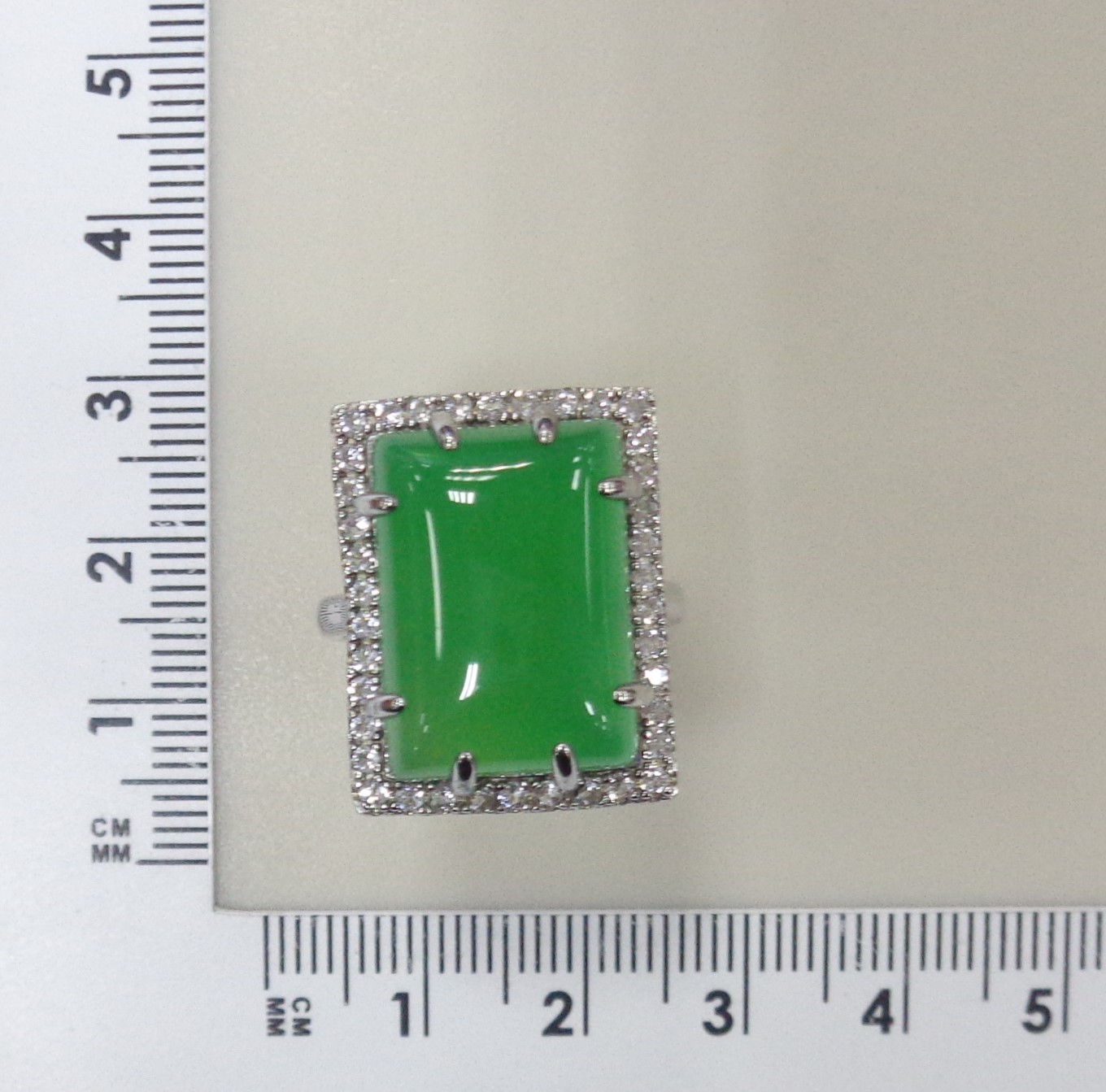 Серебряное кольцо с зеленым халцедоном